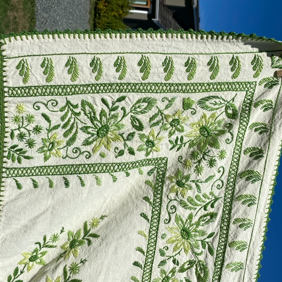 Exquisite Vtg Hand-Embroidered Linen Tablecloth - Picture 5 of 7